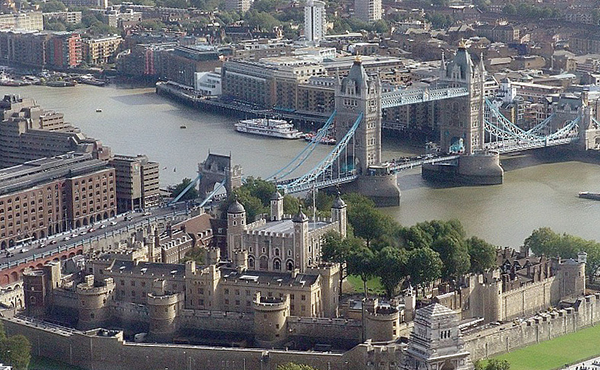 Tower_of_london_from_swissre