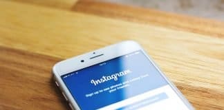 Instagram ќе почне да бара дополнителна идентификација на сметките кои покажуваат „неавтентично однесување“ close up photography of smartphone